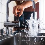 Een Frisse Slok: Hoe een Waterfilter op de Hoofdleiding Jouw Drinkwater Veiliger Maakt