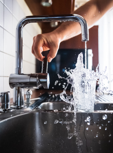 Een Frisse Slok: Hoe een Waterfilter op de Hoofdleiding Jouw Drinkwater Veiliger Maakt